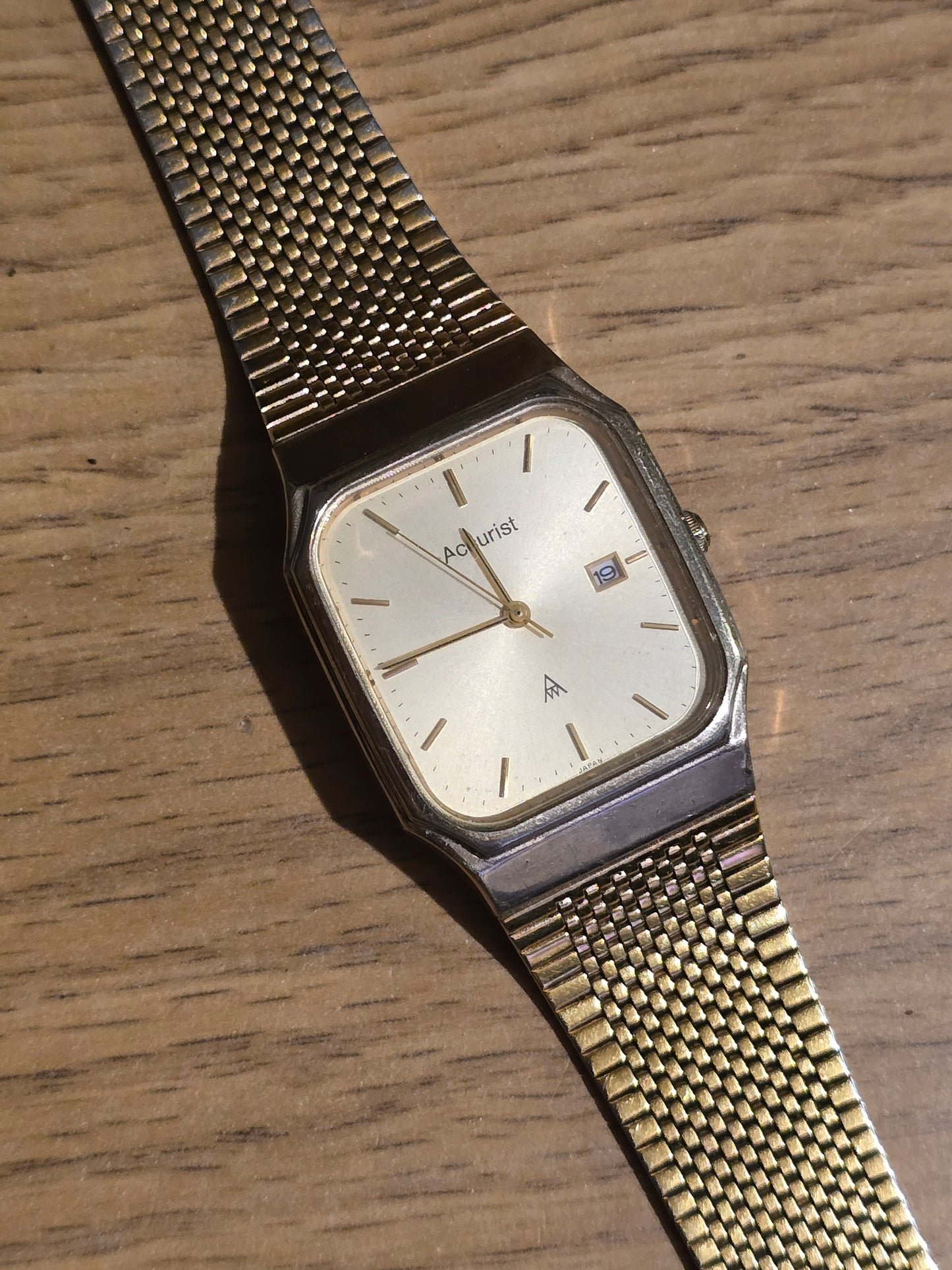 Accurist Vintage Gold Coloured Mens Quartz Watch - Pre-owned