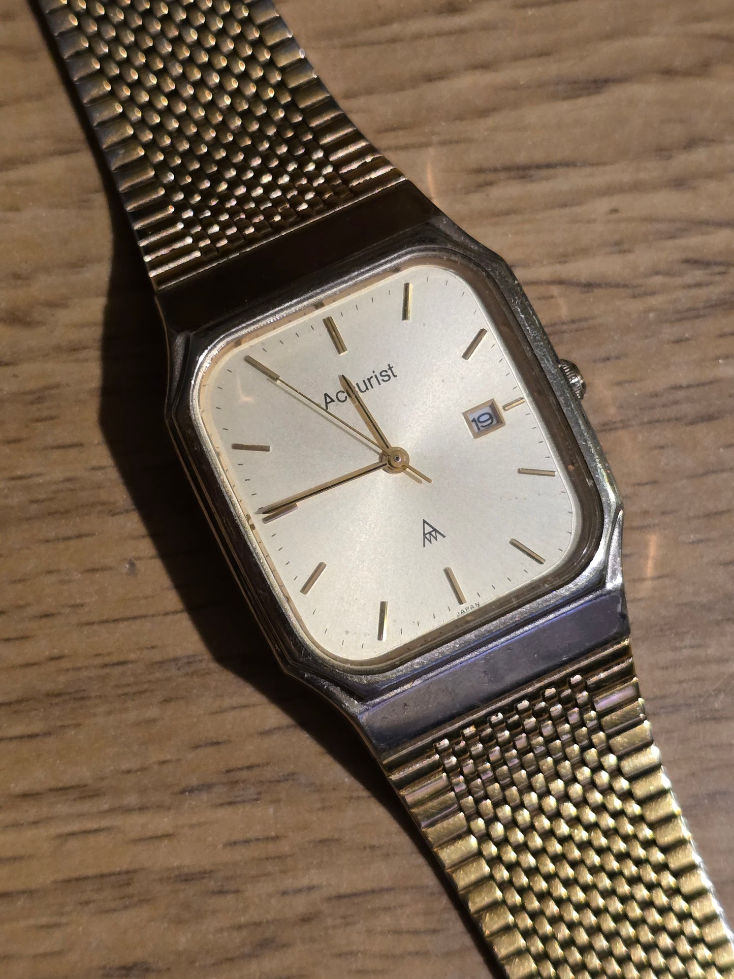 Accurist Vintage Gold Coloured Mens Quartz Watch - Pre-owned