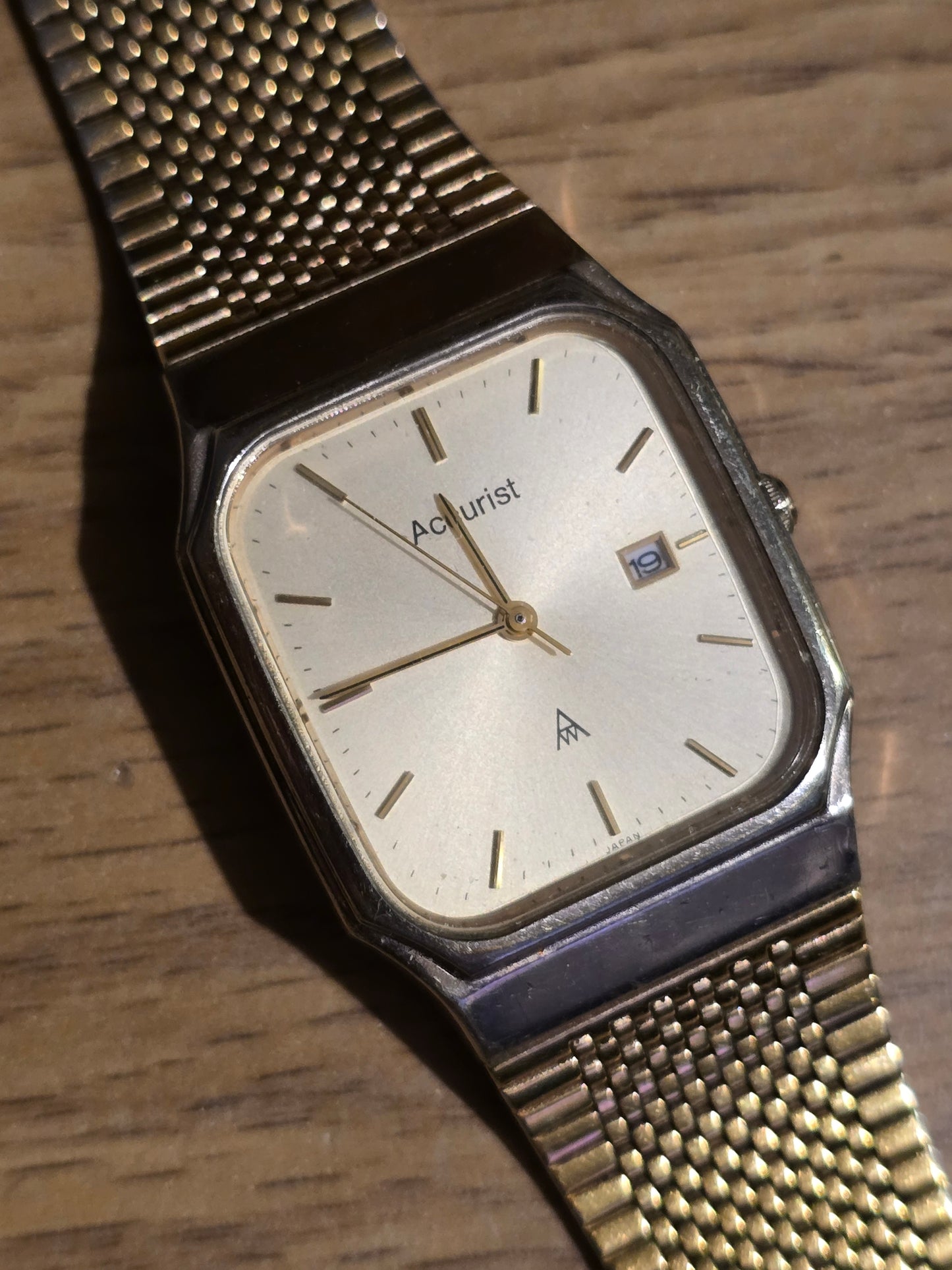 Accurist Vintage Gold Coloured Mens Quartz Watch - Pre-owned
