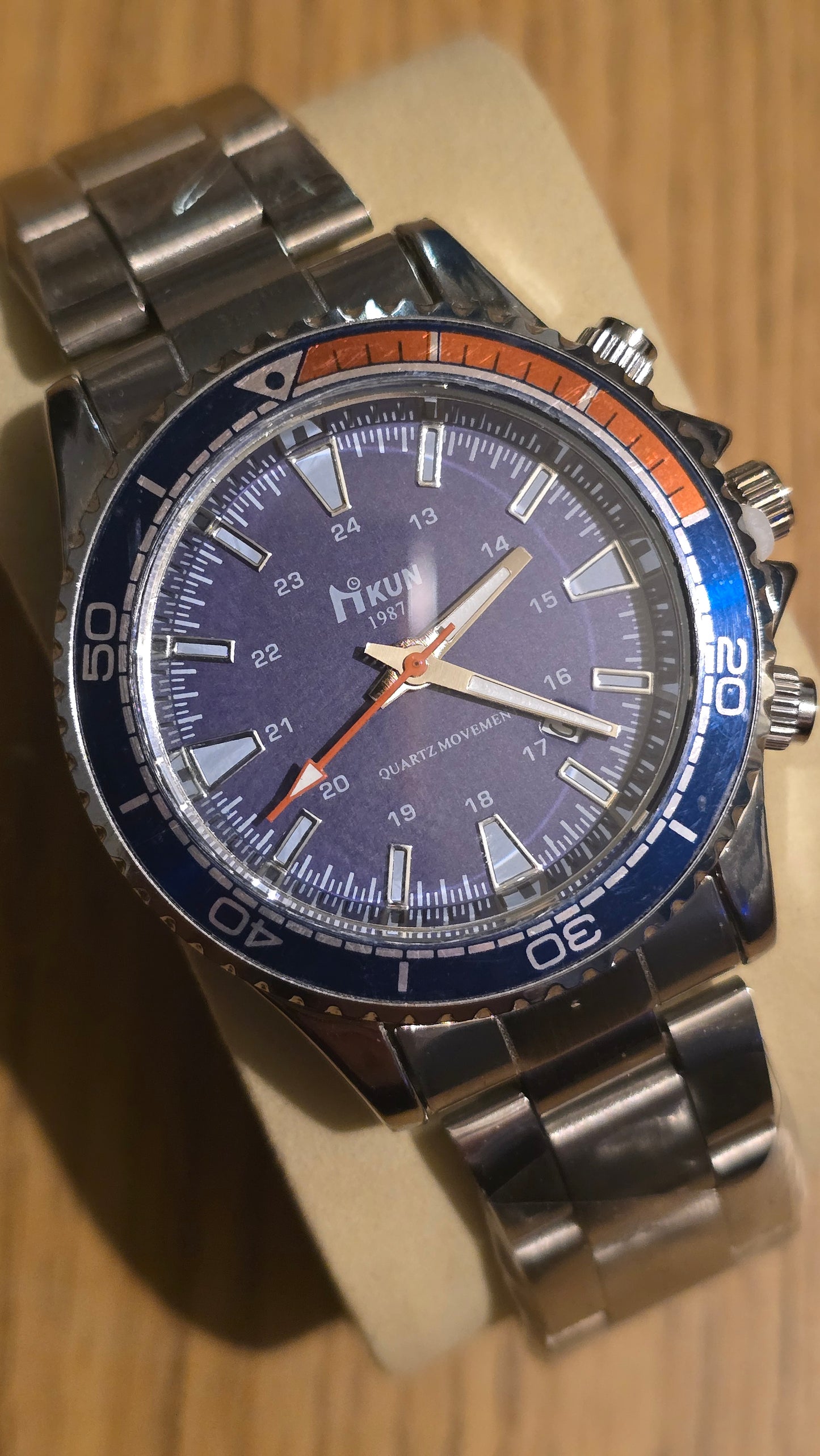 Kun Mens / Unisex Quartz Watch