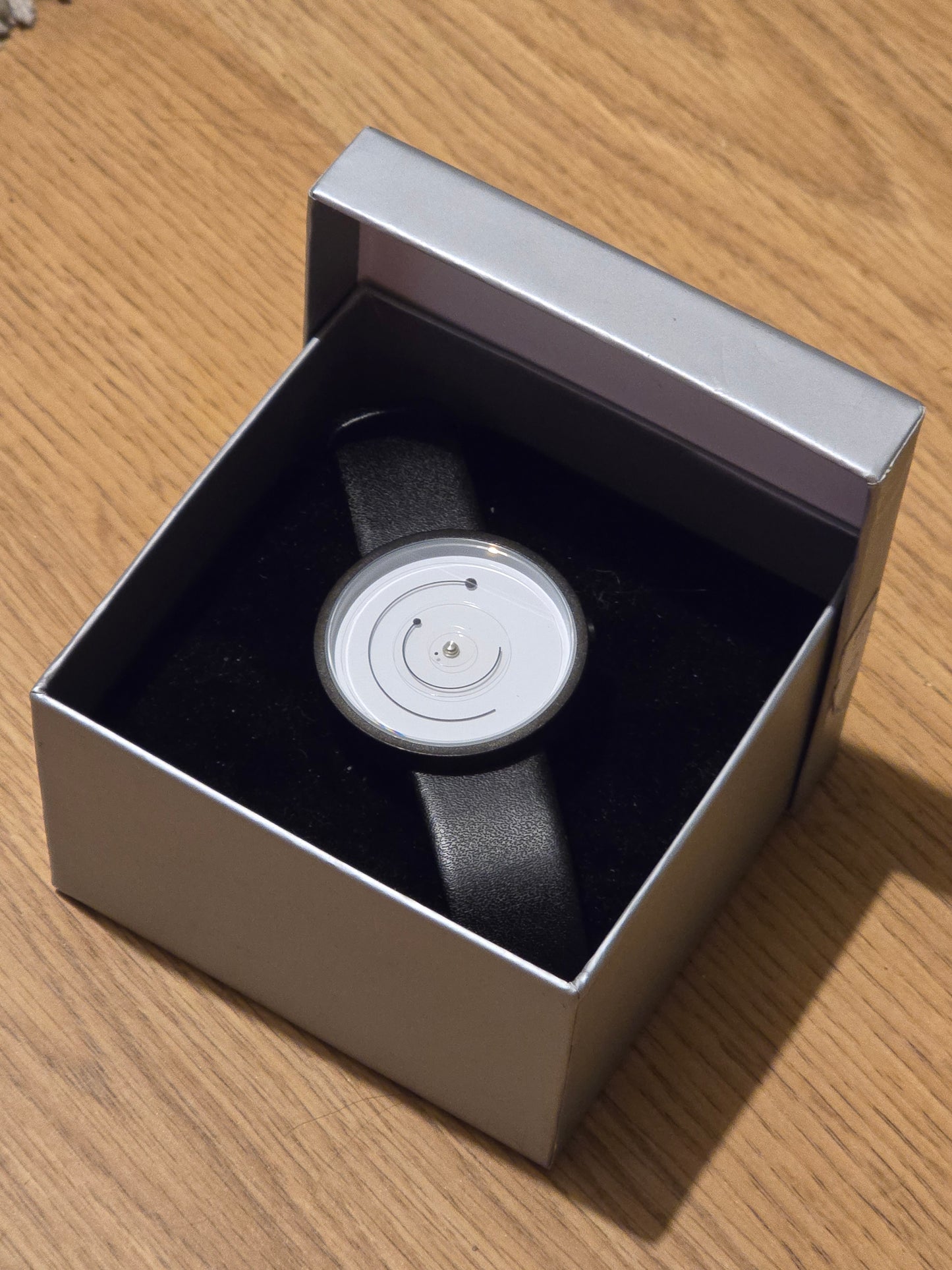 Minimalist Unisex Quartz Watch - New - 1