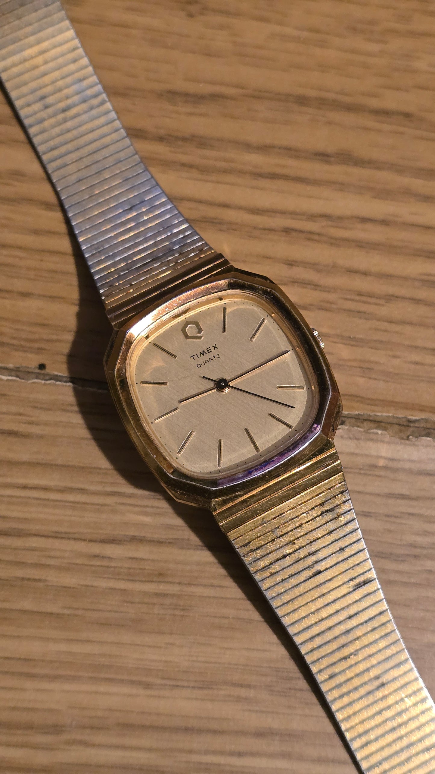 Timex Mens / Unisex Gold Coloured Quartz Watch - 1