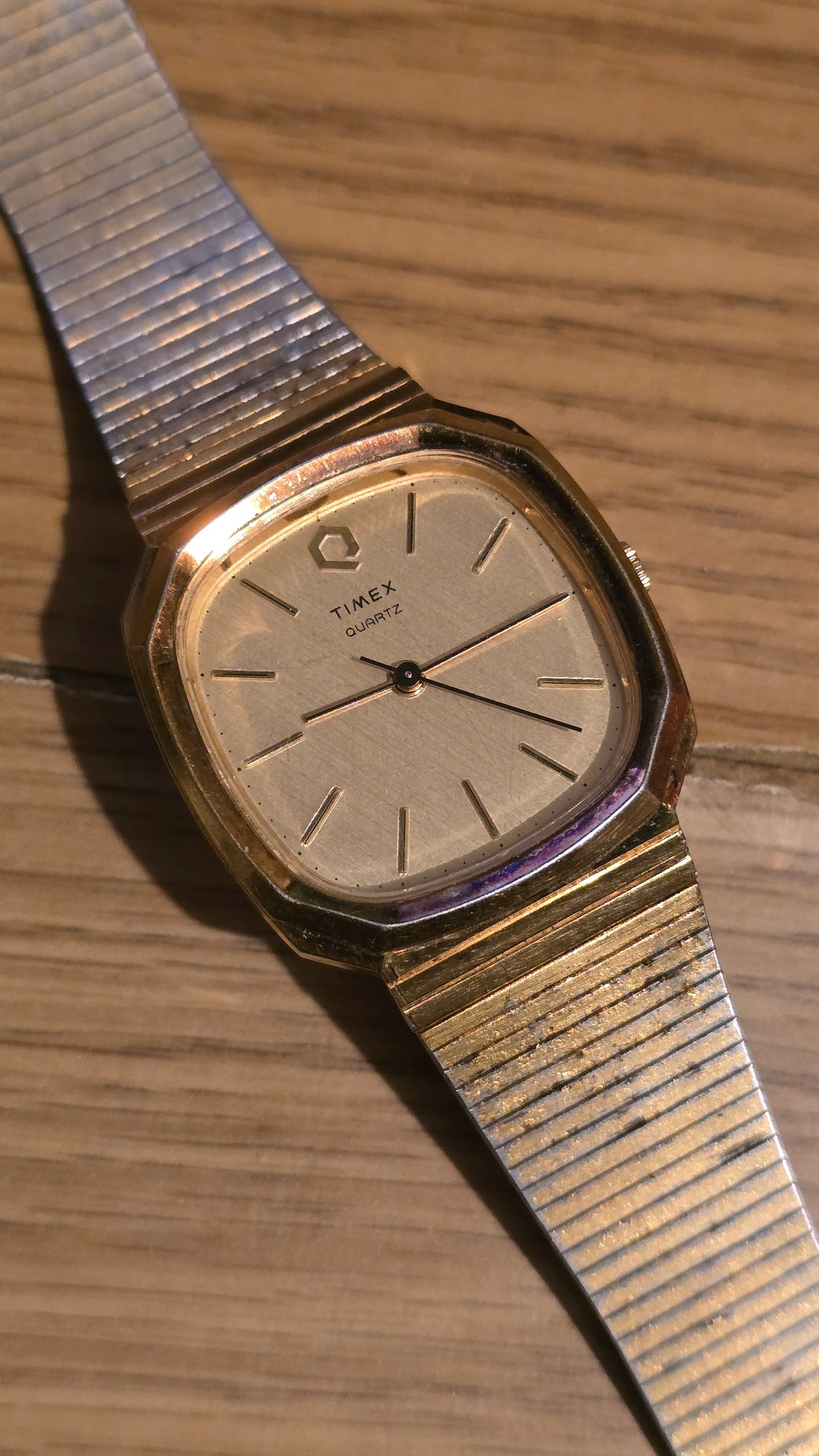 Timex Mens / Unisex Gold Coloured Quartz Watch - 1