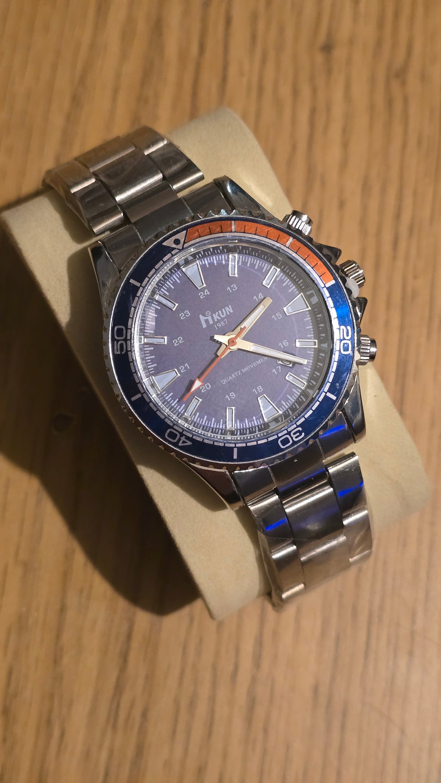 Kun Mens / Unisex Quartz Watch