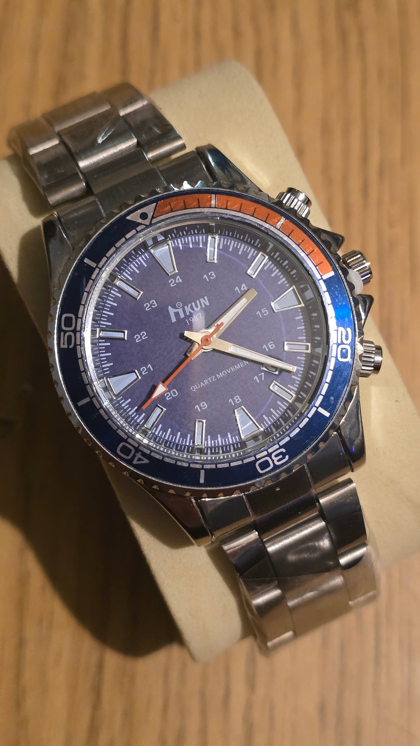 Kun Mens / Unisex Quartz Watch