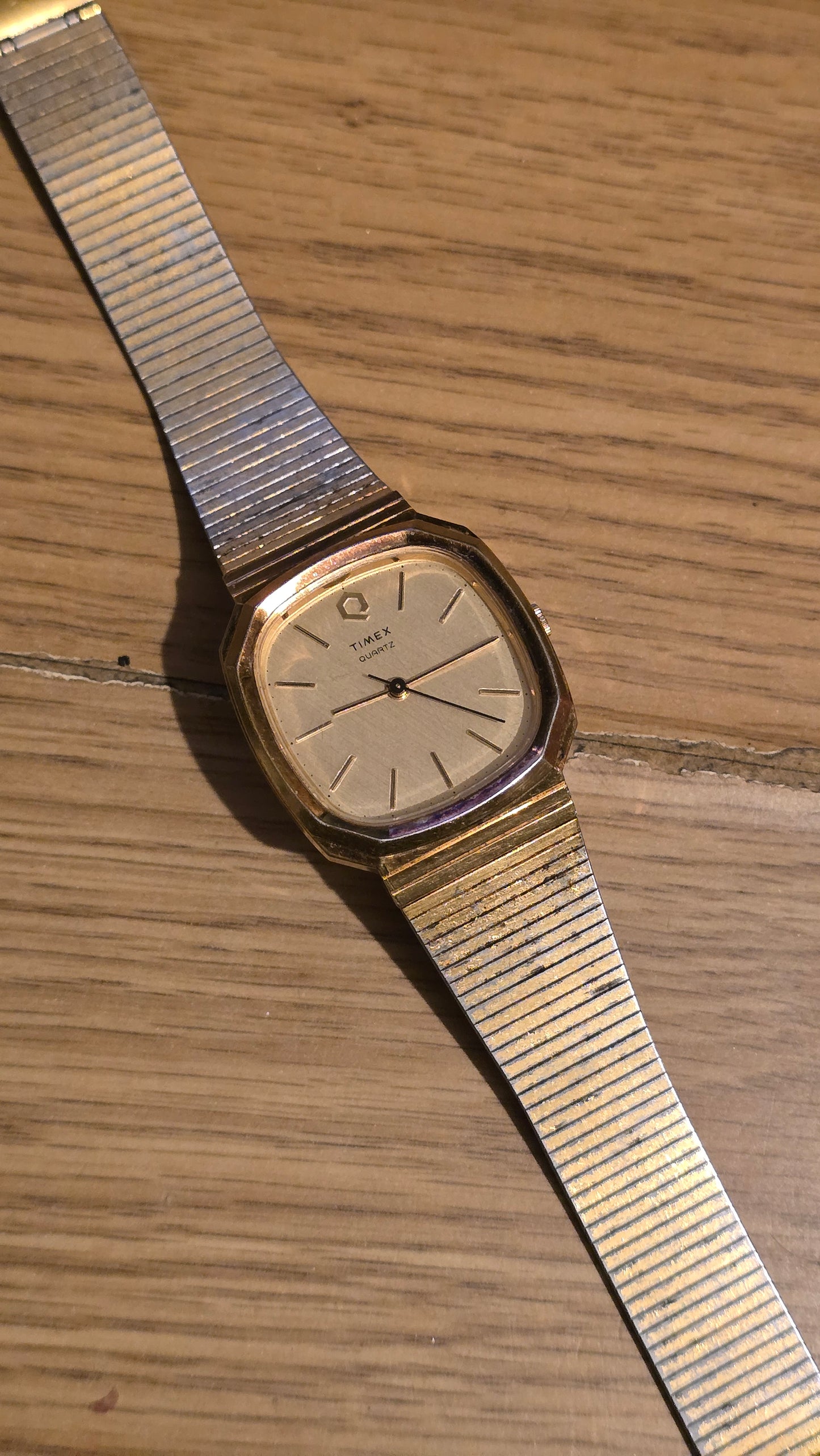 Timex Mens / Unisex Gold Coloured Quartz Watch - 1