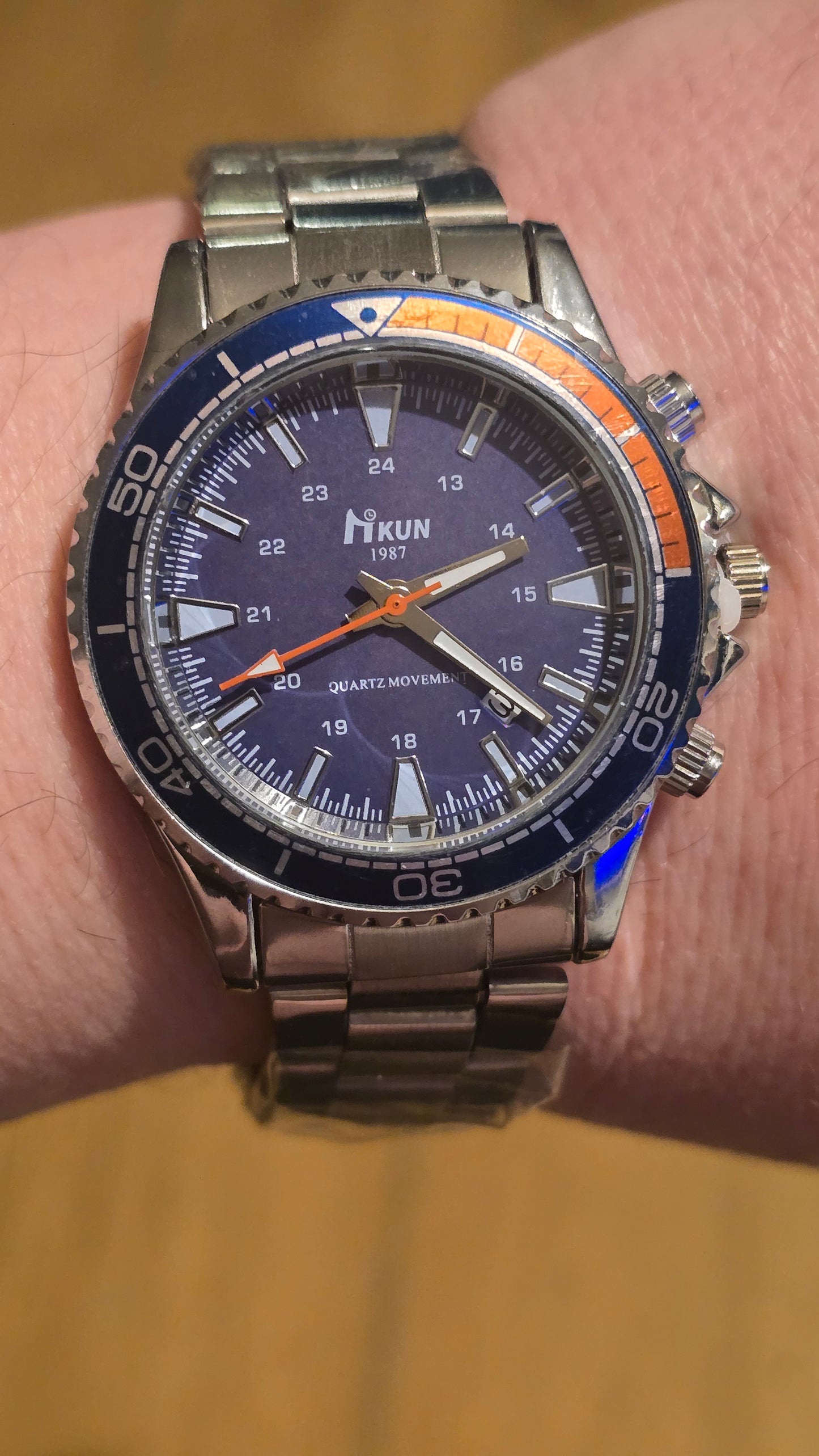 Kun Mens / Unisex Quartz Watch