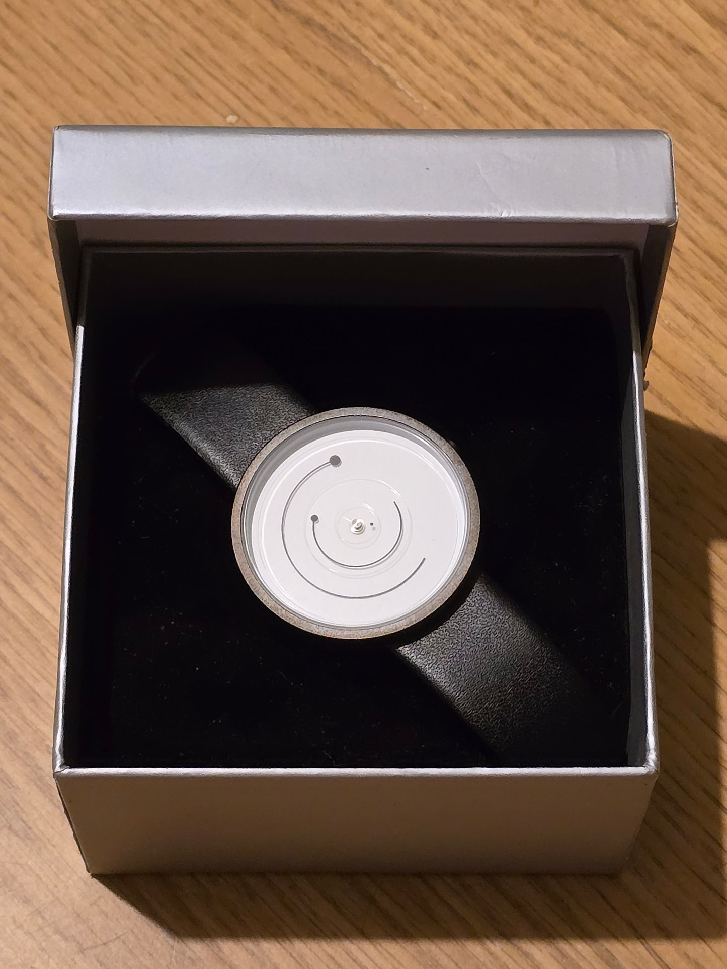 Minimalist Unisex Quartz Watch - New - 1