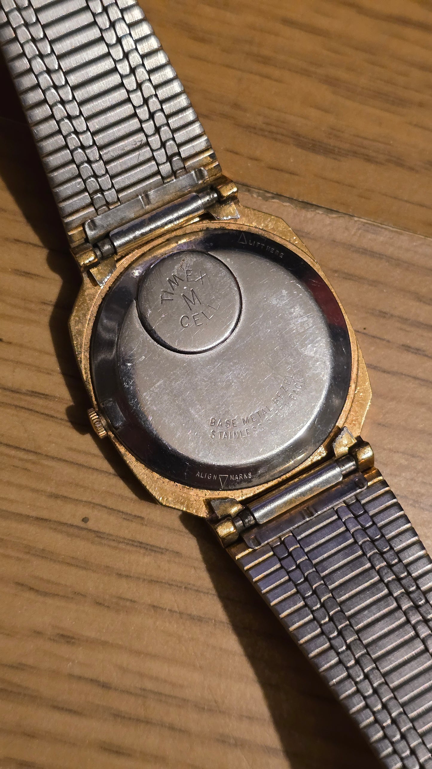 Timex Mens / Unisex Gold Coloured Quartz Watch - 1