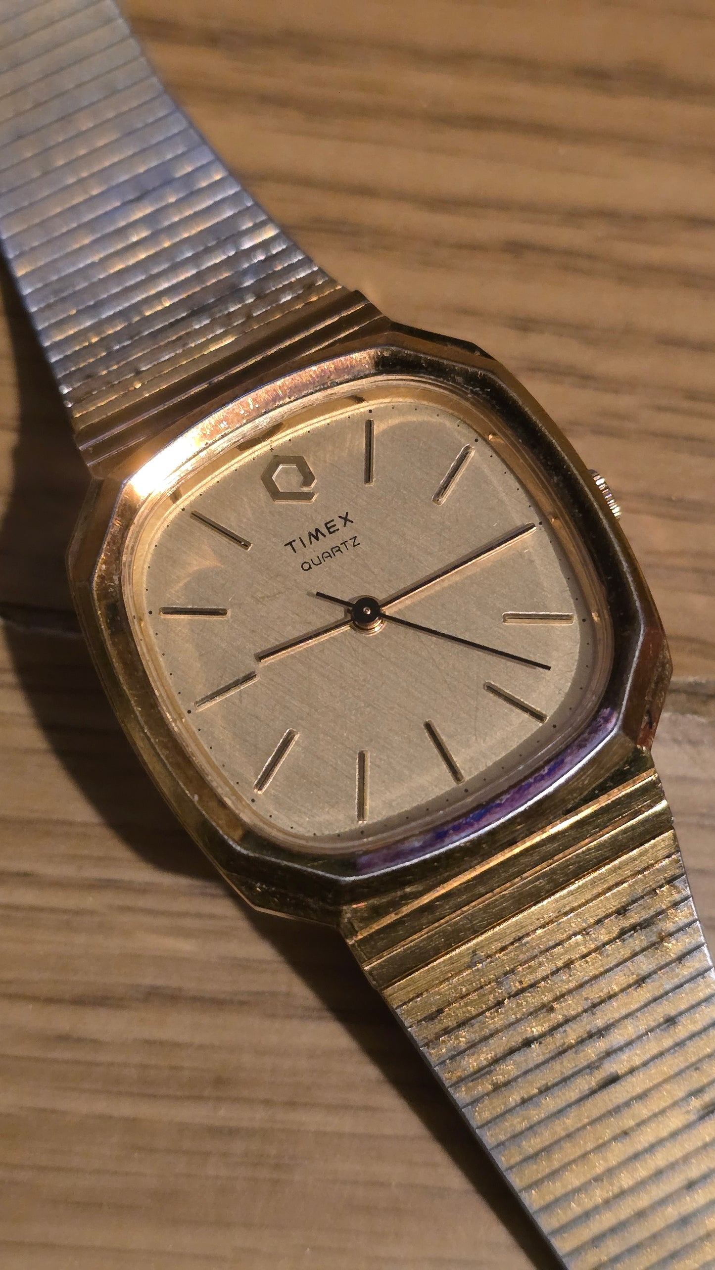 Timex Mens / Unisex Gold Coloured Quartz Watch - 1